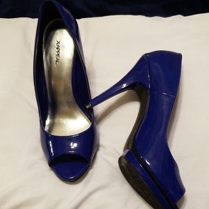 Peep toe patent leather pump.
